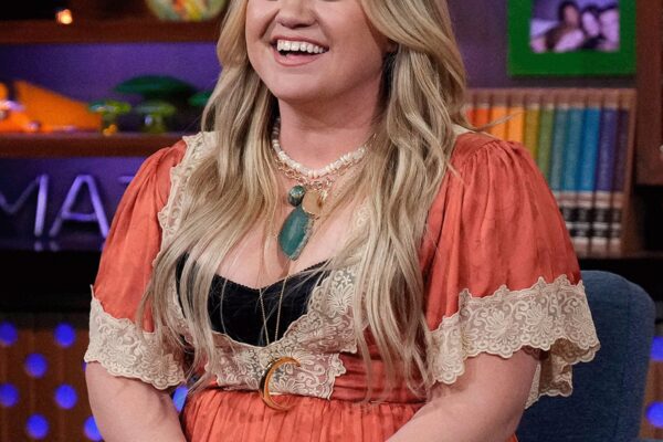 Kelly Clarkson Seen Interacting with Brooklyn Store Owner and Employees in New Footage